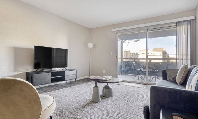 Sunnyvale Apartamento | Ideal Sunnyvale 2BR w/ A/C, Parking & Pool, walk to Apple, by Blueground