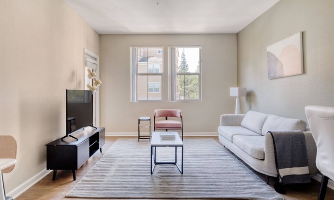 Contra Costa Centre Apartamento | Ideal Walnut Creek 1BR w/ BBQ, Gym & W/D, steps to BART, by Blueground