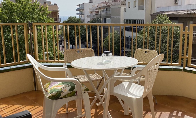 Centro de Roses Apartamento | Ideally located 3-bedroom apartment with air conditioning and parking.