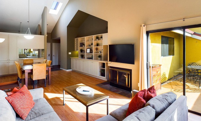 San Carlos Apartamento | Ideally located Apt in Downtown San Carlos