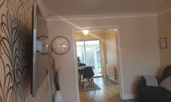 Wainscot Casa | Ideally located contemporary 3 bed spacious house