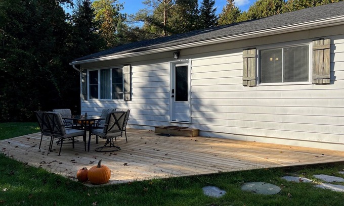 Sauble Beach Cabaña | Ideally Located Private Family Cottage Steps to the Beach and Downtown