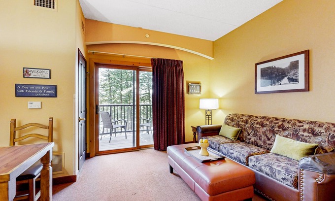 Wisconsin Dells Condominio | Ideally located condo with scenic balcony, on-site golf, W/D, & central AC