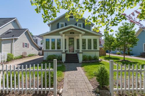 South Haven Casa | Idle Hour - Updated Home 2 blocks to South Beach and Town