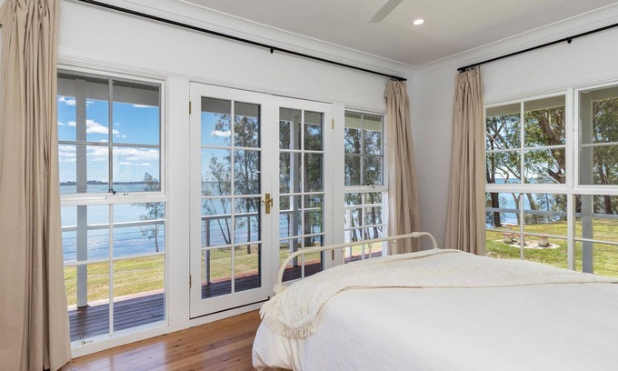 Coomba Bay Casa | Idyll Lakehouse -A peaceful, picturesque and ideal place with expansive, private water frontage