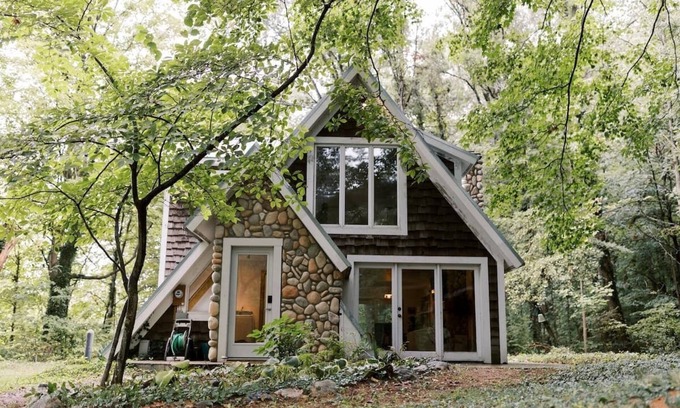 Stevensville Cabina | Idyllic A-Frame in Michigan's Harbor Wine Country- Pet friendly!