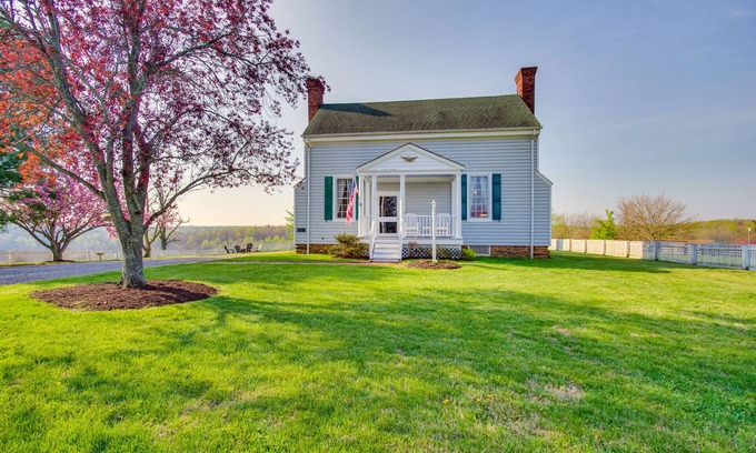 Appomattox Casa | Idyllic Appomattox Home w/ Porch & Rocking Chairs!