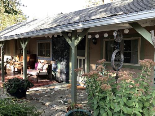 Pinehurst Casa | Idyllic Cabin for Rent near Two National Forests in Pinehurst, California