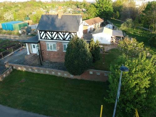 Leyton Casa | Idyllic Cottage in Jubilee Park