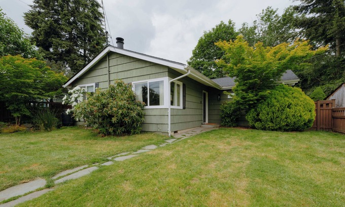 Riverview Casa | Idyllic Cozy Cottage w/ Deck Overlooking Greenbelt - 20 Mins from Stadiums