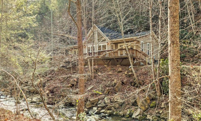 Bryson City Casa | Idyllic Creekside Bryson City Gem with Fire Pit!