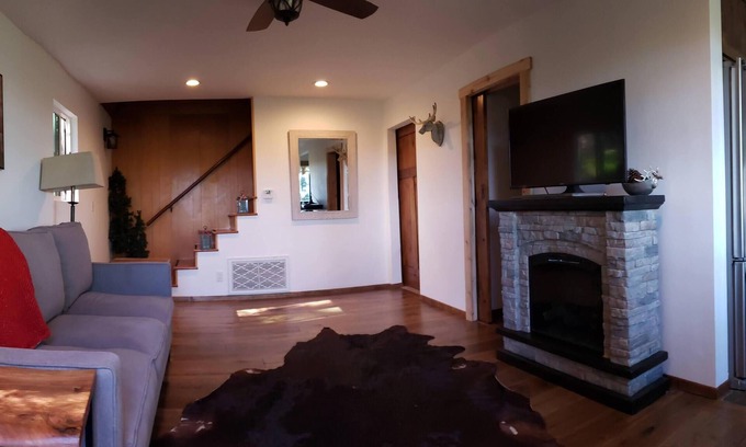 Arrowhead Villas Cabina | Idyllic Forest Lake Cabin Hideaway : Unwind Amidst Nature's Treetop Splendor