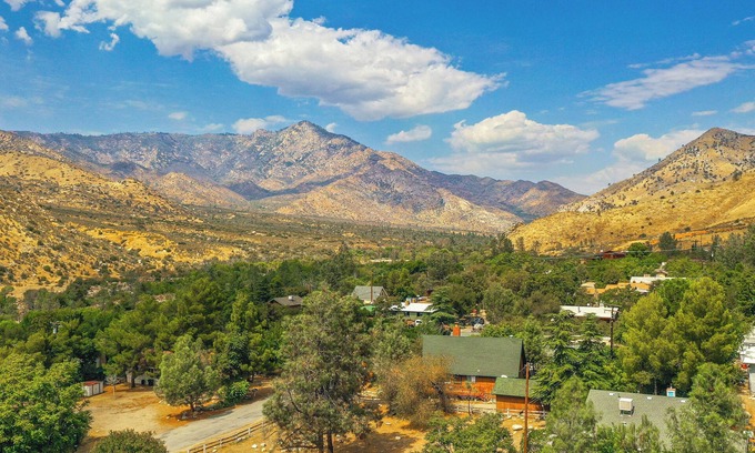Sequoia National Forest Casa | Idyllic Home in Kernville w/ Private Beach Access