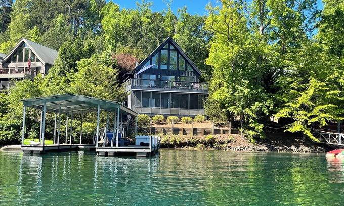Seneca Cabina | Idyllic lakefront cabin with dock on Lake Keowee - 20 minutes from Clemson!
