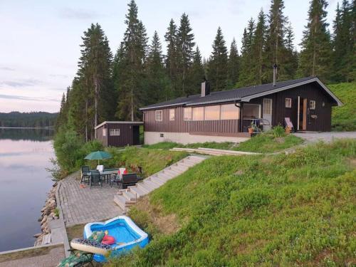Orkdal Casa | Idyllic lakeside cabin with private beach and boat