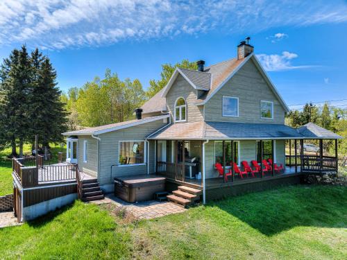 Baie-St-Paul Casa | Idyllic Nature Retreat - Hot tub and Scenic Views