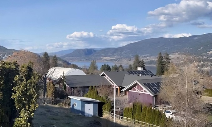 Central Okanagan Cabina | Idyllic Okanagan Retreat with Spectacular Views