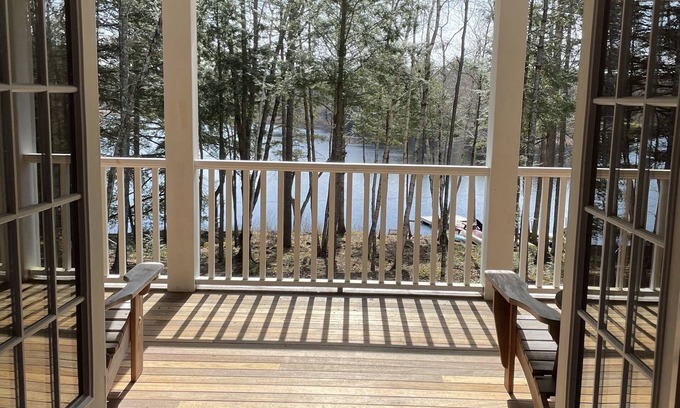 Waldoboro Cabina | Idyllic Post & Beam Cottage On Quiet Fresh Water Lake
