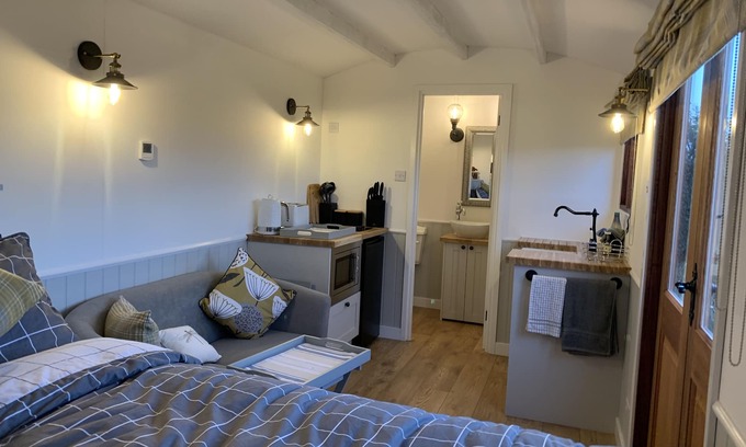 Dereham Cabina | Idyllic rural Shepherds Hut in private wildflower meadow.