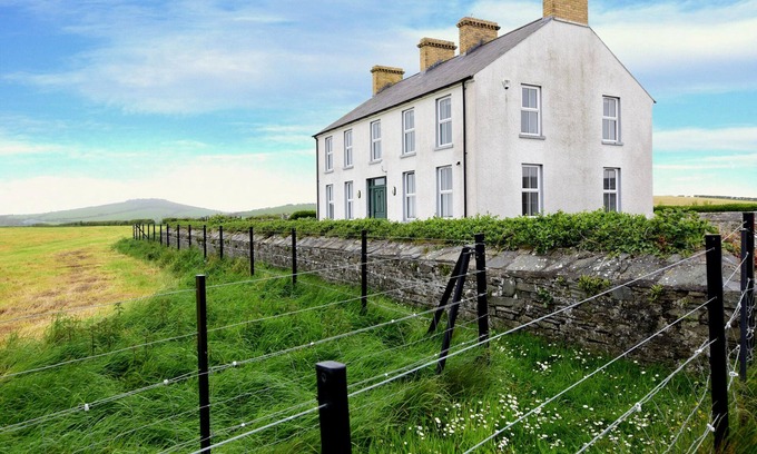 Portaferry Casa | Idyllic Sea View Farm House – One Minute Walk to the Beach.