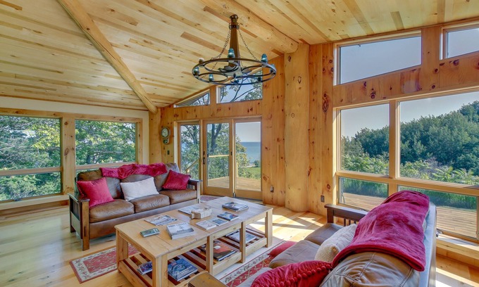 Sturgeon Bay Cabina | Idyllic Sturgeon Bay Cabin w/ Fire Pit + View