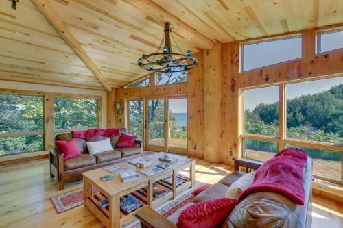 Sturgeon Bay Casa | Idyllic Sturgeon Bay Cabin with Fire Pit and View