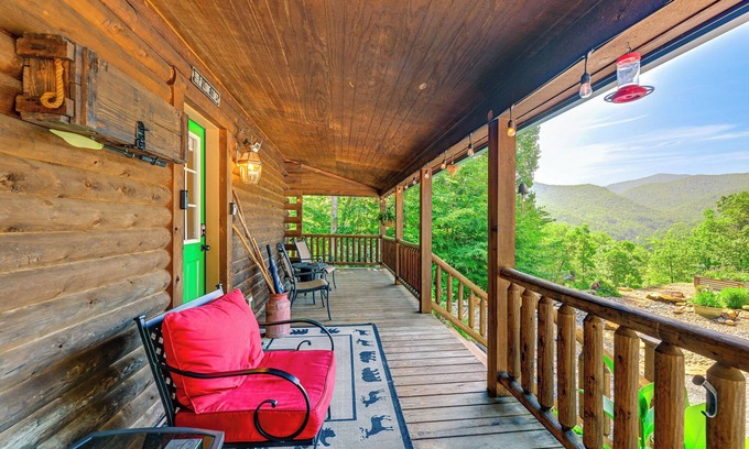 Sylva Cabina | Idyllic Sylva Cabin w/Great Smoky Mountains View!