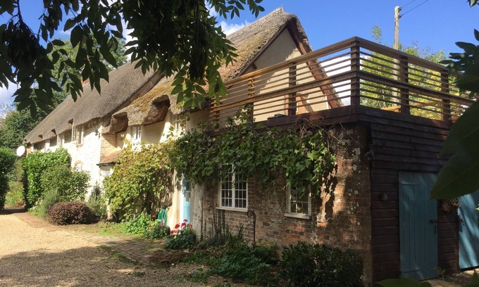 Holworth Cabaña | Idyllic Thatched Dorset Cottage and Bespoke Shepherds Huts