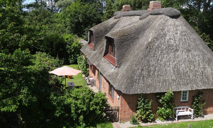 Oldenswort Casa | Idyllic thatched house directly on the Eider dike for 2 to 10 people