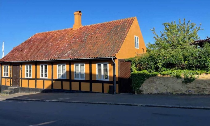 Allinge Villa | Idyllic townhouse with private garden