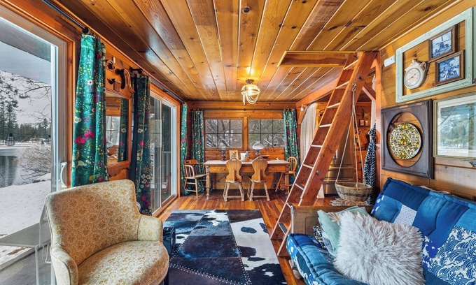 Newport Cabaña | Idyllic Waterfront Bungalow In Newport on Lake Sacheen