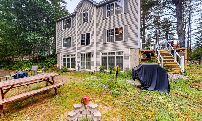 Waldoboro Casa | Idyllic waterfront home with furnished deck, grill, sweeping views & private W/D