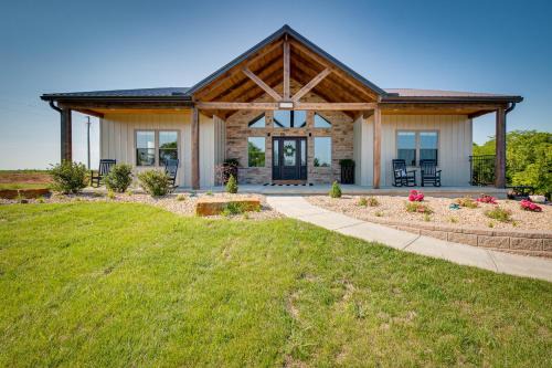 Williamstown Casa | Idyllic Williamstown Retreat with Hot Tub and Pool!
