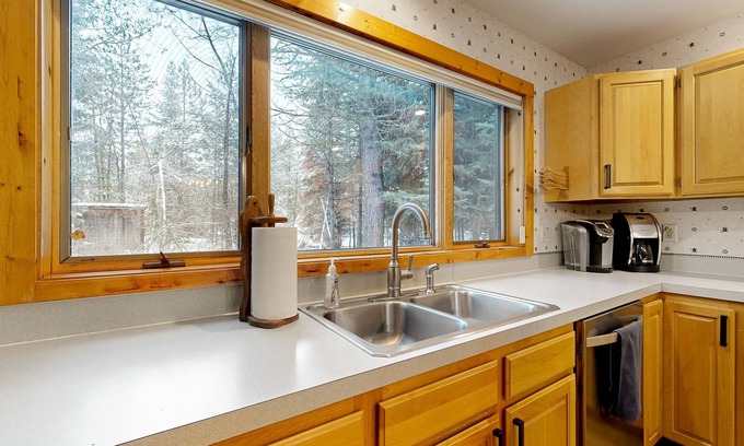 Tamarack Resort Cabina | Idyllic woodland retreat with mountain views, firepit, grill, games, & W/D