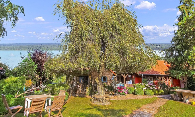 Meesiger Apartamento | Idyllically and quietly situated, nestled in the lovingly landscaped garden on the owners' approx.