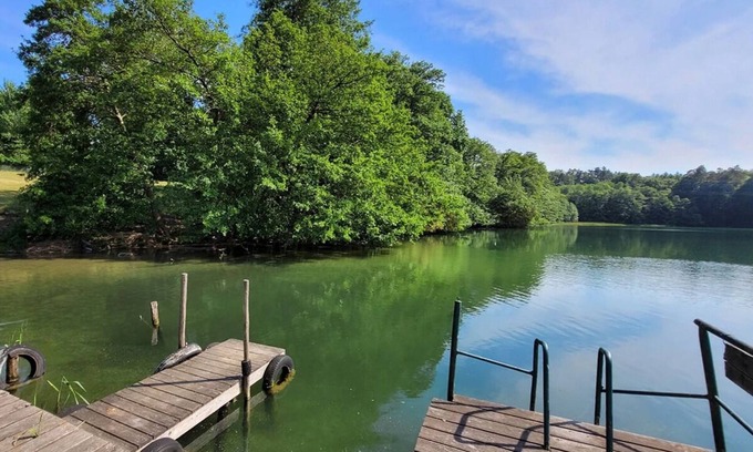 Lychen Apartamento | Idílica casa del bosque en el lago con embarcadero, ubicación aislada