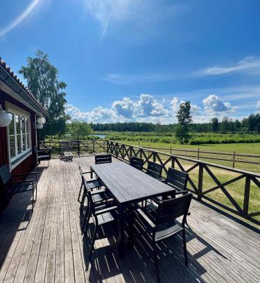 Osthammar Casa | Idylliskt hus med sjöutsikt.