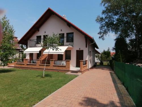 Balatonfenyves Casa | Igényesen berendezett nyaraló saját stéggel, kerti grillel Balatonfenyvesen, vízparti utcában, a tótól 50 m-re