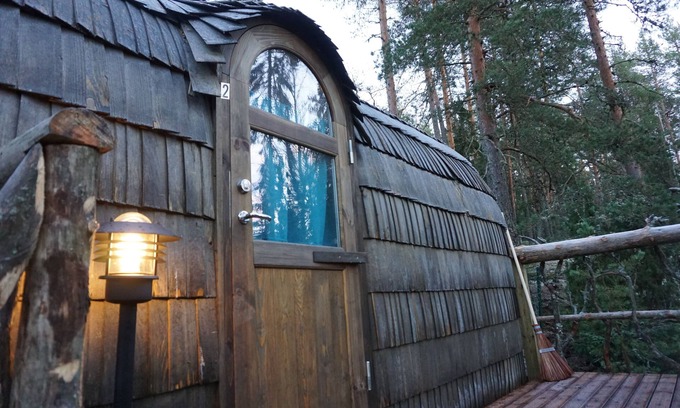 Espoo Cabina | Igluhut sleeping with reindeer