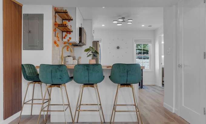 Salem Apartamento | iii 3-Bedroom Penthouse Condo Retreat in Historical Salem, MA