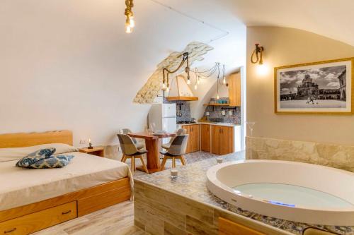 Palazzolo Acreide Historic Centre Cama Y Desayuno | Il Galletto Viola, luxury room & suite