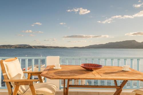 Adamas Villa | il porto di Milos