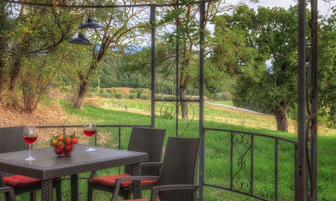 Collesanto Apartamento | Il Rustico: converted Umbrian taverna