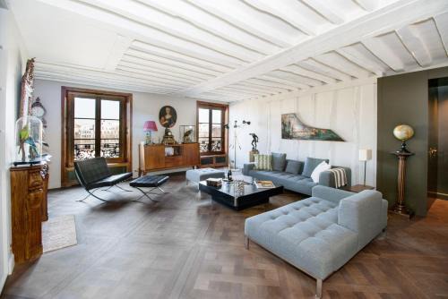 Les Iles Apartamento | Ile Saint Louis & Direct River Views - 2BR - CityApartmentStay