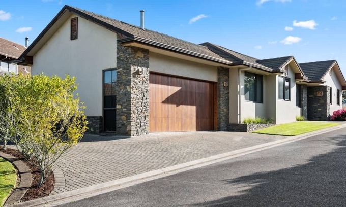 Lynmore Casa | Iles Inn | Lynmore Location with Spa Pool
