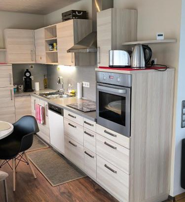 Wiesdorf Apartamento | Im Herzen von Wiesdorf- Blick auf das BAYER-KREUZ -Appartement mit 2 Schlafzimmern-für 3 Personen -Zentral gelegen - Friedrich Ebert Platz 5a , 4te Etage - Dachterrasse und Sauna - Kaution Pflicht -