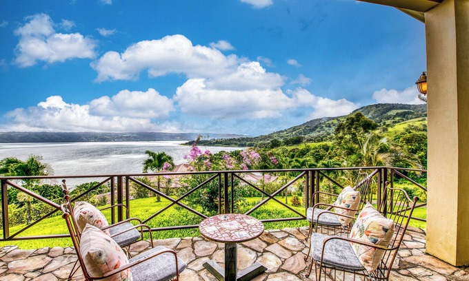 Tronadora Casa | Imagine sipping your morning coffee as the sun begins to rise just over Vulcan Arenal