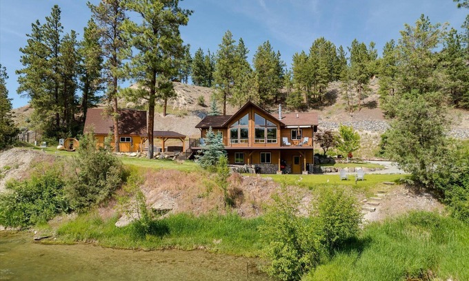 Lincoln County Casa | Imagine you're gathering being 20' off the Waterfront. Your Versatile Oasis!