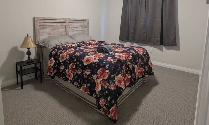 Niagara Falls Casa | Immaculate 3 Bedrooms House IN Niagra Falls. Best Value IN Niagra Region!!!