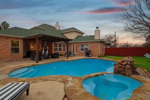 Irving Casa | Immaculate 5BR 2,5BA Holiday Home with Pool